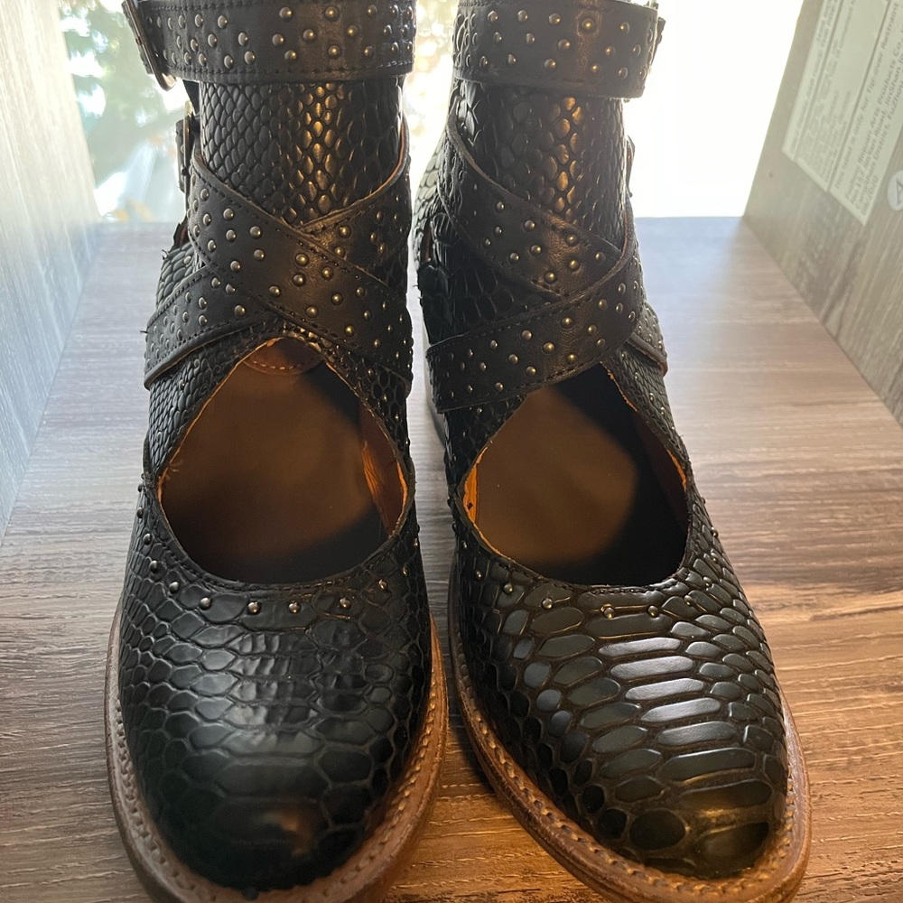 Sapphire brand new size 7 black croc